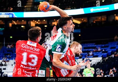 Hambourg, Allemagne. 03ème juin 2021. Handball: Coupe DHB, MT Melsungen - TSV Hannover-Burgdorf, tour principal, finale quatre, demi-finale. Ivan Martinovi· de Hanovre s'affirme au cercle. Credit: Axel Heimken/dpa/Alay Live News Banque D'Images