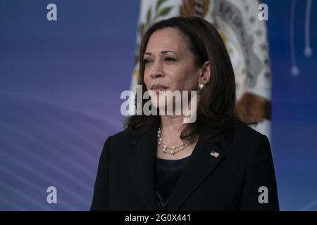 Washington, États-Unis. 03ème juin 2021. Le vice-président des États-Unis, Kamala Harris, part à la suite d'un événement sur l'Internet haut débit à la Maison Blanche le jeudi 3 juin 2021 à Washington, DC. Photo par Alex Edelman/UPI crédit: UPI/Alay Live News Banque D'Images