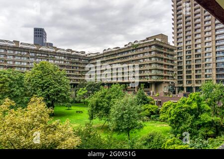 Le Barbican Estate est un immeuble résidentiel haut de gamme d'environ 2,000 appartements, maisonnettes et maisons dans la ville de Londres. Banque D'Images