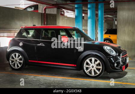 Bangkok, Thaïlande - 27 mai 2021 : vue latérale de la belle mini cooper noire garée dans le parking. Mise au point sélective. Banque D'Images