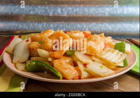 Crevettes épicées avec légumes chinois mélangés sur table en bois Banque D'Images