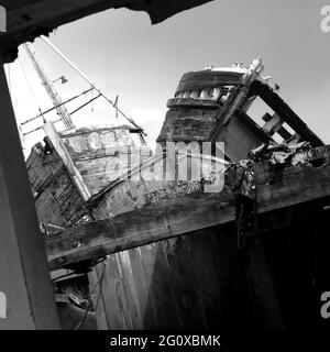 Ancienne épave abandonnée sur la rivière Orwell près de PIN Mill Banque D'Images