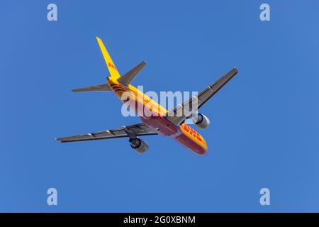 DHL (European Air transport - EAT) Boeing 757-2Q8(PCF) (REG: D-ALES) escalade comme=fter décollage de la piste 13. Banque D'Images