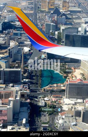 Départ de l'aéroport international McCarran de Las Vegas dans un Boeing 737-800Max de Southwest Airlines avec vue sur le Strip en dessous de la fenêtre Banque D'Images