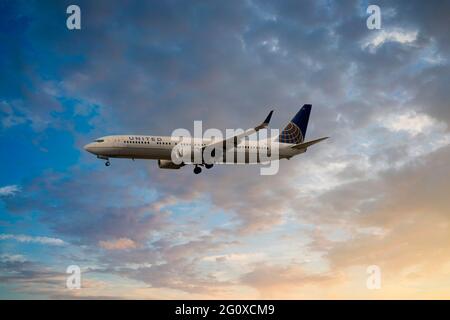 Boeing 737 de United Airlines sur l'approche finale de l'aéroport de San Diego en Californie du Sud Banque D'Images