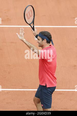 Roger Federer de Suisse fête sa deuxième victoire lors du jour 5 de l'Open de France 2021, Grand Chelem tennis Tournament le 3 juin 2021 au stade Roland-Garros à Paris, France - photo Jean Catuffe / DPPI / LiveMedia Banque D'Images