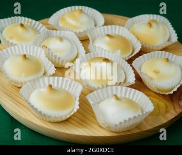 Plusieurs desserts français meringues en silicone moules sur une assiette ronde en bois Banque D'Images