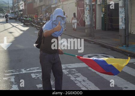 Yumbo, Colombie. 02 juin 2021. Les manifestants brandisent les drapeaux colombiens tandis que les manifestations contre le gouvernement du président Ivan Duque se sont intensifiée, les brutalités et les troubles de la police admistes qui ont fait au moins 70 morts au cours du premier mois des manifestations. À Yumbo, Valle del Cauca (Colombie), le 2 juin 2021. Crédit : long Visual Press/Alamy Live News Banque D'Images