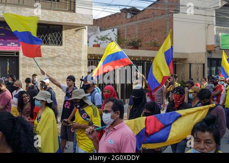 Yumbo, Colombie. 02 juin 2021. Les manifestants brandisent les drapeaux colombiens tandis que les manifestations contre le gouvernement du président Ivan Duque se sont intensifiée, les brutalités et les troubles de la police admistes qui ont fait au moins 70 morts au cours du premier mois des manifestations. À Yumbo, Valle del Cauca (Colombie), le 2 juin 2021. Crédit : long Visual Press/Alamy Live News Banque D'Images