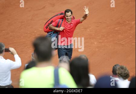 Roger Federer de Suisse fête sa deuxième victoire lors du jour 5 de l'Open de France 2021, Grand Chelem tennis Tournament le 3 juin 2021 au stade Roland-Garros à Paris, France - photo Jean Catuffe / DPPI / LiveMedia Banque D'Images