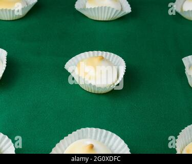 Plusieurs desserts français meringues en silicone moules sur nappe verte Banque D'Images