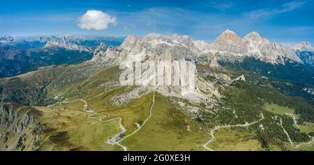 Vue aérienne du col de Giau et des sommets de montagne à la lumière du jour. Route vers la montagne. Tofana groupe de montagne en arrière-plan. Italie Banque D'Images