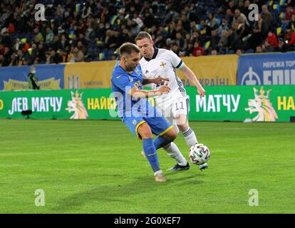 DNIPRO, UKRAINE - 03 JUIN 2021 - les joueurs des équipes nationales de l'Ukraine Oleksandr Karavayev (L) et de l'Irlande du Nord Shane Ferguson sont vus en action lors du match amical sur le terrain du stade Dnipro-Arena, Dnipro, Ukraine orientale crédit: UKRINFORM/Alay Live News Banque D'Images