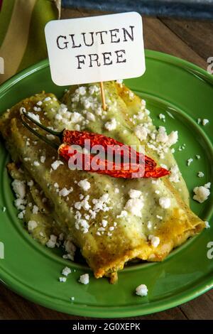 Enchiladas mexicaines avec une sauce crémeuse au poivre de poblano et du fromage en plein air queso Banque D'Images