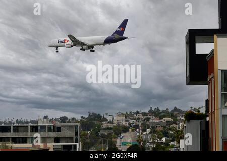 FedEx Boeing 757-222 sur l'approche finale de l'aéroport de San Diego en Californie du Sud Banque D'Images