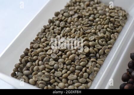 Gros plan de grains de café récoltés prêts à être moulus Banque D'Images