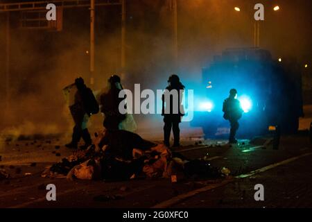 2 juin 2021, Medellin, Antioquia, Colombie : un escadron de la police anti-émeute de Colombie (ESMAD), entouré d'un nuage de gaz lacrymogène, est rétroéclairé par un camion blindé anti-émeute lors d'affrontements avec des manifestants alors que les manifestations anti-gouvernementales s'élèvent à une cinquième semaine contre la réforme fiscale et sanitaire du gouvernement du président Ivan Duque. Et les cas d'abus de pouvoir par la police à Medellin, en Colombie, le 2 juin 2021. (Credit image: © Miyer Juana/LongVisual via ZUMA Wire) Banque D'Images