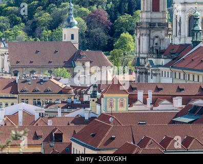 Paysage urbain de Prague - photo prise du château de Prague vers la colline de Petrin, surplombant les toits et une partie de la cathédrale Saint-Nicolas Banque D'Images