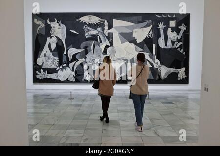 Touristes regardant la célèbre Guernica, par Pablo Picasso, au musée Reina Sofia, à Madrid, Espagne. Banque D'Images