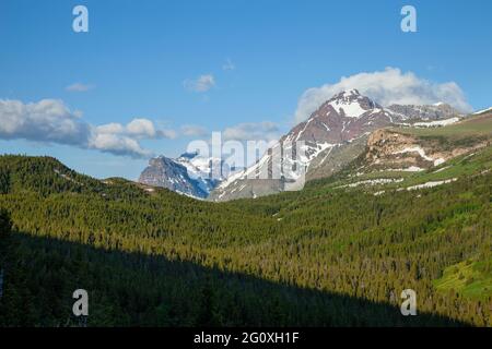 Vue du matin sur Lone Walker et les montagnes montantes Wolf dans le parc national Glacier, Montana Banque D'Images
