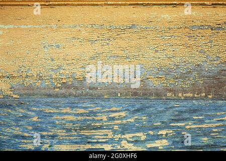 Une ancienne surface en bois gringeux avec de la peinture fissurée et écaillée Banque D'Images
