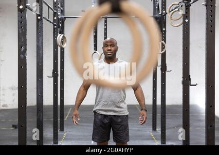 Athlète masculin noir prêt pour l'entraînement à la salle de gym. Concept de sport et de mode de vie sain. Banque D'Images