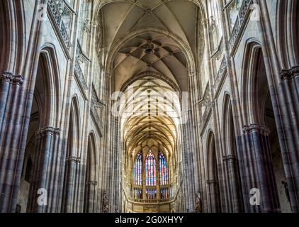 La nef vers le choeur de la cathédrale St Vitus, château de Prague, République tchèque Banque D'Images