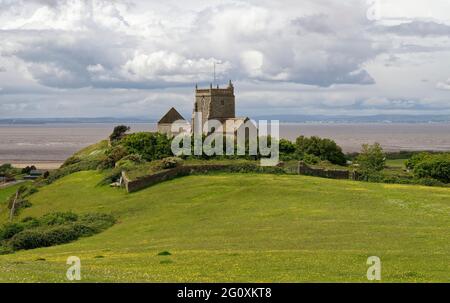 Église Saint-Nicolas Old, en amont, Weston Super Mare, Somerset Église normande du XIe siècle au sommet des falaises avec Bristol Chanel et la côte galloise derrière. Banque D'Images