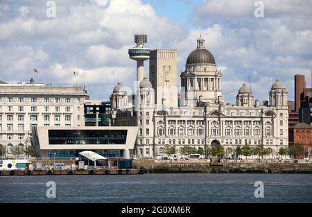 Front de mer de Liverpool depuis la rivière Mersey Banque D'Images