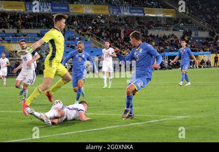 DNIPRO, UKRAINE - 03 JUIN 2021 - les joueurs sont vus en action pendant le match amical entre les équipes nationales de l'Ukraine en Irlande du Nord qui s'est terminé dans une victoire à domicile 1:0 sur le terrain du stade Dnipro-Arena, Dnipro, Ukraine orientale crédit: UKRINFORM/Alay Live News Banque D'Images