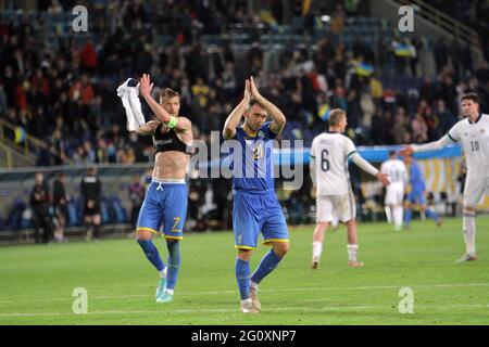 DNIPRO, UKRAINE - 03 JUIN 2021 - les joueurs de l'équipe nationale de football de l'Ukraine Oleksandr Karavayev (R) et Andrii Yarmolenko applaudissent les fans après le match amical contre l'équipe nationale d'Irlande du Nord au stade Dnipro-Arena, Dnipro, Ukraine orientale crédit: UKRINFORM/Alay Live News Banque D'Images