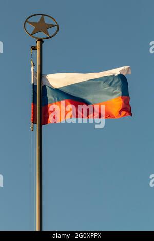 Drapeau à moitié mât de la Russie, deuil national. Mémorial Piskarevsky. Le siège de Leningrad. Banque D'Images