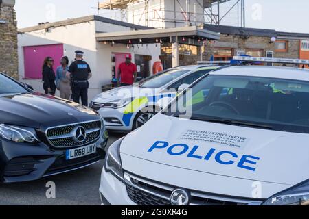 Des voitures de police de marque Kent ont assisté à un incident au front de mer de Margate Pier, dans le Kent, en Angleterre Banque D'Images