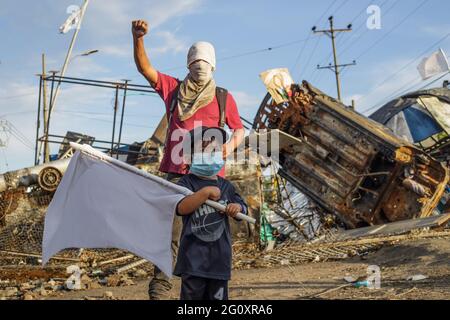 Yumbo, Valle del Cauca, Colombie. 2 juin 2021. Un jeune enfant porte un drapeau blanc sur la paix tandis que des manifestations contre le gouvernement du président Ivan Duque se sont intensifiée pour admirer les brutalités et les troubles de la police qui ont fait au moins 70 morts au cours du premier mois de manifestations. À Yumbo, Valle del Cauca. Credit: Mauricio Romero/LongVisual/ZUMA Wire/Alay Live News Banque D'Images