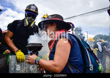 Pasto, Narino, Colombie. 2 juin 2021. La femme effectue un rituel de protection pour les membres de la ligne de front avant de sortir pour démostrate à Pasto, Narino le 2 juin, 2021 lors d'une manifestation anti-gouvernementale contre les réformes fiscales et sanitaires du président Ivan Duque, les troubles et les violations causés par des abus de pouvoir de la police qui ont fait 70 morts depuis que les manifestations ont été signalées le 28 avril. Crédit: Camilo Erasso/LongVisual/ZUMA Wire/Alamy Live News Banque D'Images