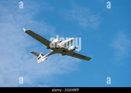 L'avion léger Diamond DA 42 Twin Star G-CTCG monte après avoir pris son départ de l'aéroport Southend de Londres, Essex, Royaume-Uni. Opérations aériennes de pointe Banque D'Images