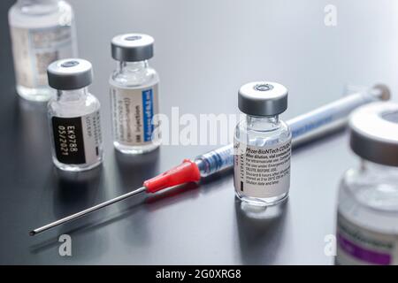 Montréal, CA - 3 juin 2021 : flacon du vaccin Pfizer-BioNTech Covid-19 parmi d'autres flacons de vaccin contre le coronavirus Banque D'Images