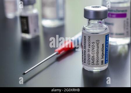 Montréal, CA - 3 juin 2021 : flacon du vaccin Janssen Covid-19 parmi d'autres flacons de vaccin contre le coronavirus Banque D'Images