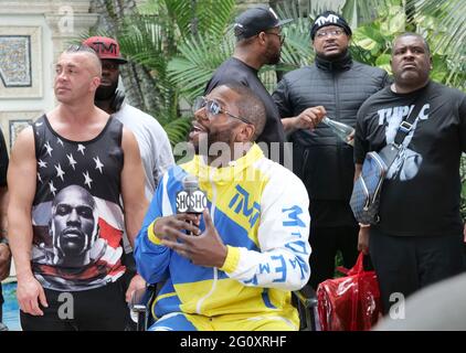 Miami Beach, États-Unis. 03ème juin 2021. Floyd Mayweather (R) parle aux médias lors d'une conférence de presse à la Villa Casa Casuarina l'ancien manoir Versace sur Ocean Drive à Miami Beach, Floride, le jeudi 3 juin 2021. Photo de Gary I Rothstein/UPI crédit: UPI/Alay Live News Banque D'Images