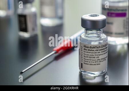 Montréal, CA - 3 juin 2021 : flacon du vaccin Pfizer-BioNTech Covid-19 parmi d'autres flacons de vaccin contre le coronavirus Banque D'Images