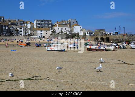 La jolie plage portuaire de la jolie ville de St Ives, en Cornouailles, en Angleterre du Sud-Ouest Banque D'Images