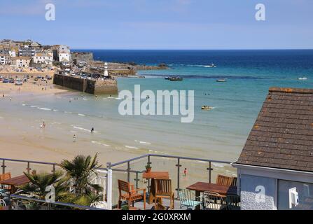 Vue sur le restaurant sur le toit jusqu'au port de la charmante ville de St Ives, en Cornouailles, en Angleterre du Sud-Ouest Banque D'Images