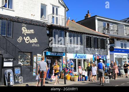 Restaurants et boutiques sur le port dans la jolie ville de St Ives, en Cornouailles, SW Angleterre, Royaume-Uni Banque D'Images