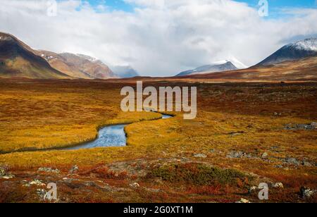 Vallée étonnante sur le chemin de Kungsleden entre Salka et Singi, Laponie suédoise, mi-septembre Banque D'Images