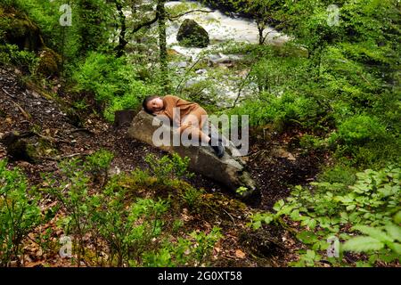 fille qui se repose dans la forêt Banque D'Images