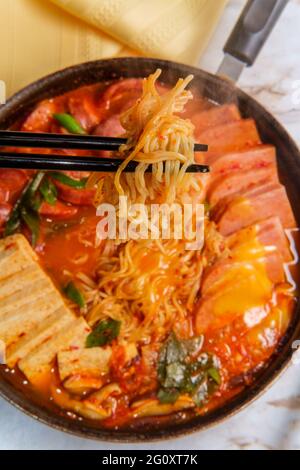 Ragoût de la base militaire de confort coréen également connu sous le nom de Budae-jjigae avec tofu à la saucisse et jambon en conserve Banque D'Images