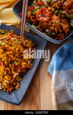 À emporter poulet chinois kung pao et crevettes avec arachides et côté de riz frit au porc Banque D'Images