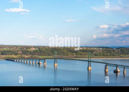 Le pont (le pont de l'ile) au-dessus du fleuve Saint-Laurent entre la ville de Québec et l'île d'Orléans. Banque D'Images