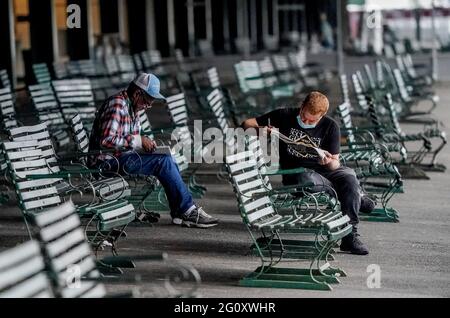 Elmont, NY, États-Unis. 3 juin 2021. 3 juin 2021 : les fans se servent de leurs options en essayant de choisir un gagnant jeudi au Belmont Stakes Festival à Belmont Park à Elmont, New York. Scott Serio/Eclipse Sportswire/CSM/Alamy Live News Banque D'Images