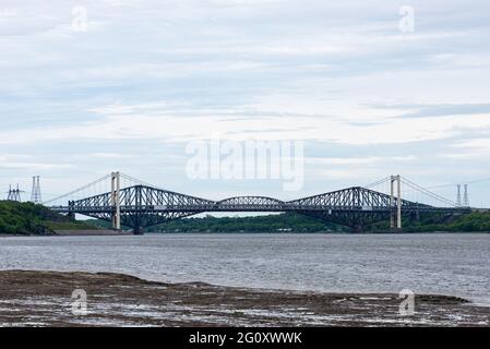 Les deux ponts de Québec (pont de Québec et pont Pierre-Laporte) ont vue de la rive nord du fleuve Saint-Laurent dans le district de Cap-Rouge Banque D'Images